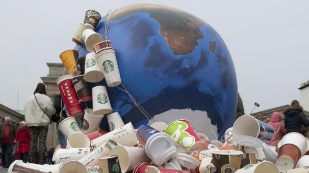 <p>Zahlreiche Einwegbecher hängen an Kordeln an einer übergroßen, aufblasbaren Erdkugel. Dieses Bild entstand bei einer Protestaktion der Umweltschutz-Organisationen Greenpeace und Robin Wood gegen den Gebrauch von Einwegbechern im April 2019 in Berlin.</p>