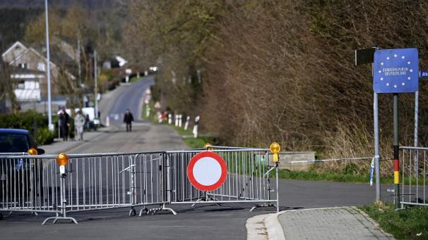 <p>Gesperrte Straße an der belgisch-deutschen Grenze im März</p>