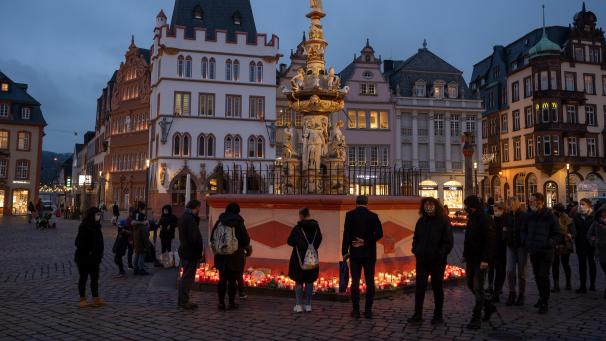 <p>Auch am Trierer Petrusbrunnen kamen Menschen zusammen, um gemeinsam den Opfern der Amokfahrt zu gedenken.</p>