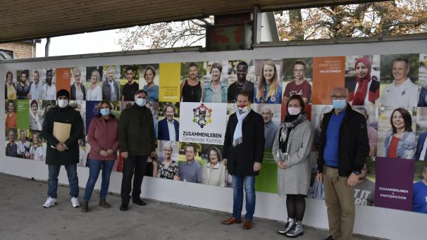 <p>Mitglieder des Rates für Zusammenleben weihten gemeinsam die Fotowand ein.</p>
