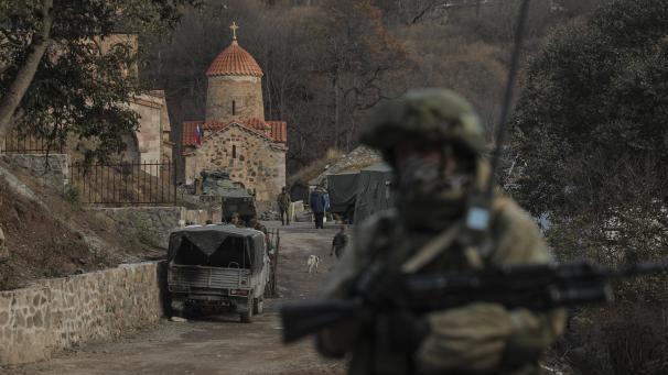 <p>Ein Soldat aus Russland bewacht ein armenisches Kloster, nachdem eine Region in Berg-Karabach in aserbaidschanische Kontrolle übergeben wurde.</p>