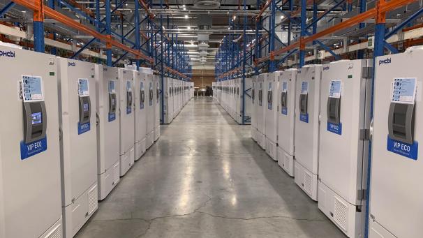 <p>Die „Tiefkühlfarm“ von Pfizer im flämischen Puurs: eine fußballfeldgroße Einrichtung zur Lagerung fertiger COVID-19-Impfstoffe.</p>