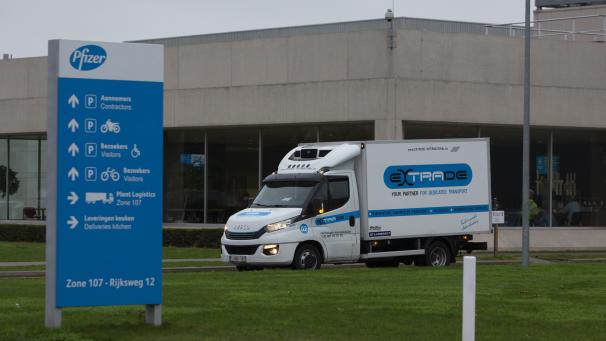 <p>Ein Kühllastwagen verlässt das Werk von Pfizer Manufacturing im belgischen Puurs.</p>