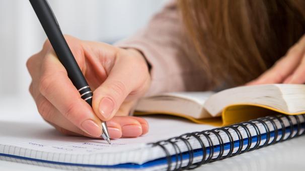 <p>Nach den Weihnachtsferien geht es mit dem „Hybridunterricht“ in der Sekundarschule weiter. Illustration: dpa</p>