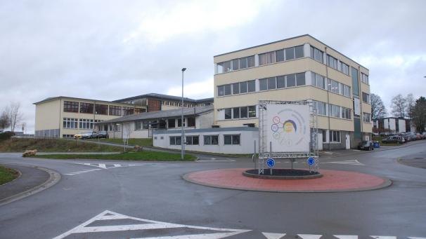 <p>Durch den Wechsel von einem PPP zu einer klassischen Finanzierung und auch coronabedingt sind die Projekte Technologie- und Schulcampus in St.Vith etwas ins Stocken geraten. Das Bild zeigt das Technische Institut in der Klosterstraße.</p>