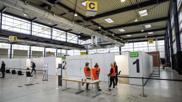 <p>Im Eiltempo werden in Deutschland Impfzentren errichtet, hier in einer Messehalle in Husum (Schleswig-Holstein).</p>