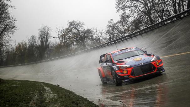 <p>Wasserschlacht am Freitag in Monza, hier der Ostbelgier Thierry Neuville.</p>