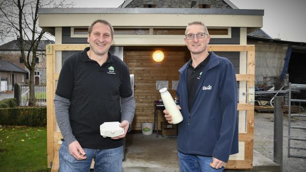 <p>Nico (l.) und Thomas Kessel betreiben den Bauernhof in dritter Generation.</p>