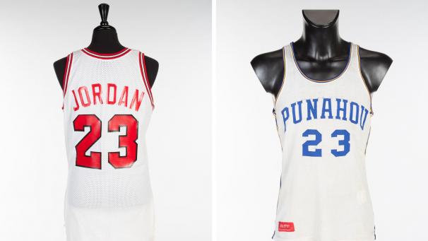<p>Brachten jede Menge Geld ein: Ein Chicago-Bulls-Trikot der Basketball-Legende Michael Jordan mit der Nummer 23 aus dem Jahr 1984 (links) und ein weiß-blaues Basketball-Trikot aus der Schulzeit des früheren US-Präsidenten B. Obama mit der Nummer 23 aus der Saison 1979.</p>