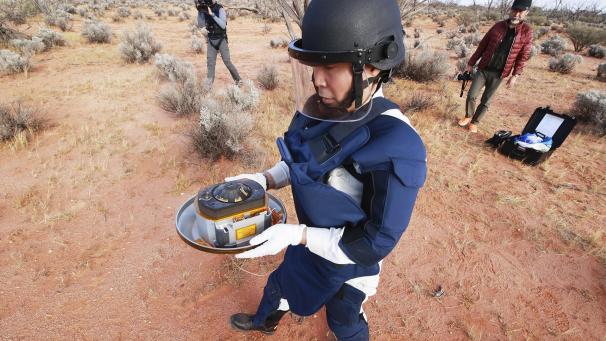 <p>Das von der Japanischen Agentur für Luft- und Raumfahrt (JAXA) zur Verfügung gestellte Foto zeigt einen Wissenschaftler, der in der Wüste des Woomera-Testgeländes für Luft- und Raumfahrt im Süden Australiens die Probenkapsel der japanischen Raumsonde „Hayabusa2“ nach ihrer Rückkehr vom Asteroiden Ryugu gefunden hat.</p>