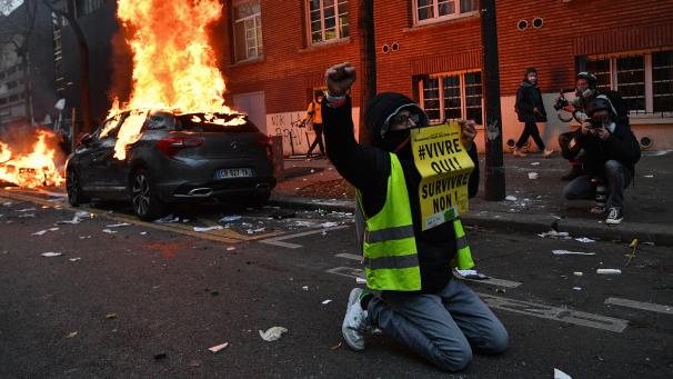 <p>Tausende Menschen haben in Paris gegen das umstrittene Sicherheitsgesetz von Präsident Macron protestiert. Die zunächst friedliche Demonstration schlug schnell in Gewalt um.</p>