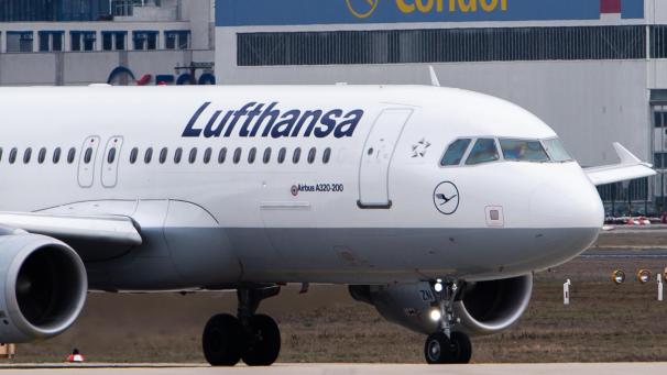 <p>Ein Airbus A320 der Fluggesellschaft Lufthansa rollt auf dem Rollfeld am Flughafen Frankfurt.</p>