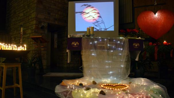 <p>Jedes Jahr werden Kerzen im Gedenken an verstorbene Kinder und Jugendliche entzündet.</p>