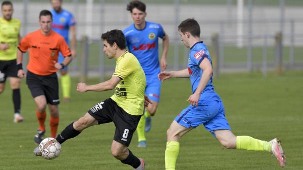 <p>Gegen Sprimont war Raeren-Eynatten (Tobias Lauffs am Ball) im Oktober zum letzten Mal im Einsatz.</p>