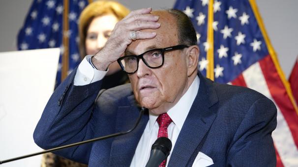 <p>Rudy Giuliani spricht gestenreich während einer Pressekonferenz im Hauptquartier des republikanischen Nationalkomitees.</p>