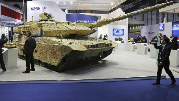 <p>Ein Mann fotografiert auf der Internationalen Ausstellung für Verteidigung (IDEX) in Abu Dhabi, Vereinigte Arabische Emirate, einen Panzer vom Typ Leopard des deutschen Rüstungsunternehmens Krauss-Maffei Wegmann.</p>