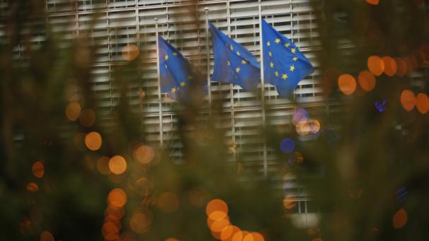 <p>Drei Fahnen in den Farben der EU-Flagge flattern vor einem Treffen von Großbritanniens Chefunterhändler Frost und EU-Chefunterhändler Barnier im EU-Hauptquartier im Wind. Da viele Schlüsselfragen noch ungelöst sind, werden die Verhandlungen über einen Handelspakt zwischen der EU und Großbritannien trotz großer Differenzen fortgesetzt.</p>