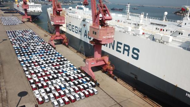 <p>Die Luftaufnahme zeigt ein Ro-Ro-Schiff, das an einem Liegeplatz des Hafens von Lianyungang in der ostchinesischen Provinz Jiangsu bereitliegt und mit in China hergestellten Autos für den Export beladen werden soll.</p>