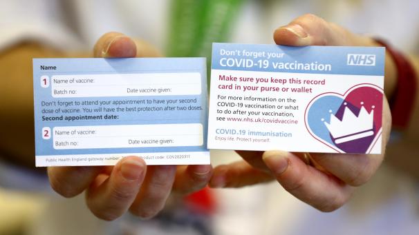 <p>Ein Mitarbeiter des Gesundheitsdienstes von Croydon zeigt in der Universitätsklinik Croydon eine Karte vor, die Patienten nach einer Impfung gegen COVID-19 ausgehändigt wird. Als erstes Land hat Großbritannien den Corona-Impfstoff des Mainzer Unternehmens Biontech und seines US-Partners Pfizer zugelassen. Bereits in wenigen Tagen sollen die ersten Menschen in dem Land geimpft werden.</p>