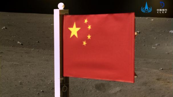 <p>Das von der Nationalen Raumfahrtbehörde Chinas (CNSA) veröffentlichte Bild zeigt Chinas Nationalflagge, die von der Sonde „Chang'e 5“ auf dem Mond entfaltet wurde. Das Bild wurde vor Beginn der Rückkehr mit Mondproben von einer Panoramakamera an Bord des Landegeräts der Sonde aufgenommen.</p>