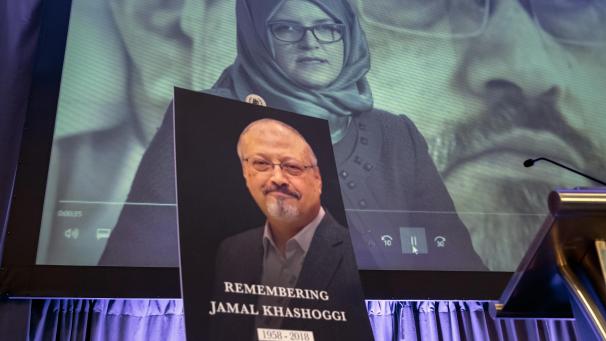<p>2018, USA, Washington: Ein Foto von Hatice Cengiz, Verlobte des getöteten saudischen Journalisten, wird während einer Gedenkveranstaltung für den getöteten saudischen Journalisten Jamal Khashoggi auf eine Leinwand projiziert.</p>