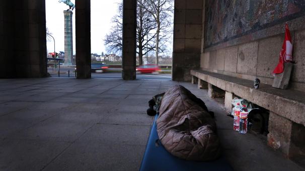 <p>Ein Obdachloser schläft in einem Vorraum der Kunstsammlung in der Nähe des Rheinufers.</p>