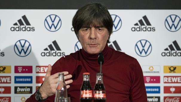 <p>Der deutsche Bundestrainer Joachim Löw sitzt in der DFB-Zentrale beim digitalen Pressegespräch auf dem Podium.</p>