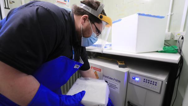 <p>Ein Apothekentechniker des Gesundheitsdienstes nimmt im Universitätskrankenhaus Croydon die erste Charge der Covid-19-Impfungen entgegen, die in das Gebiet geliefert werden sollen. Als erstes Land hat Großbritannien den Corona-Impfstoff des Mainzer Unternehmens Biontech und seines US-Partners Pfizer zugelassen. Bereits in wenigen Tagen sollen die ersten Menschen in dem Land geimpft werden.</p>