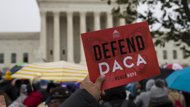 <p>Ein Mensch hält eine Karte mit der Aufschrift „Defend DACA“ („Verteidige DACA“) in die Höhe. Menschen versammeln sich vor dem Obersten Gerichtshof um das Urteil über die Entscheidung von Präsident Trump, das Schutzprogramm für Migranten aus der Obama-Ära zu beenden, abzuwarten. Daca gibt jungen Migranten nicht nur temporären Schutz vor einer Abschiebung, sondern auch die Möglichkeit einer Arbeitserlaubnis.</p>