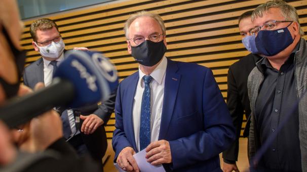 <p>Reiner Haseloff (M, CDU), Ministerpräsident des Landes Sachsen-Anhalt, verlässt nach einer CDU-Fraktionssitzung den Saal.</p>