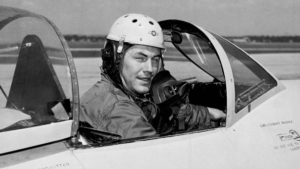 <p>Der ehemalige US-Testpilot Charles E. Yeager sitzt im Cockpit eines Jets. Yeager war der erste Pilot, der mit einem Flugzeug die Schallmauer durchbrach. Er starb am Montag im Alter von 97 Jahren, wie seine Frau Victoria auf dem offiziellen Twitteraccount Yeagers mitteilte.</p>