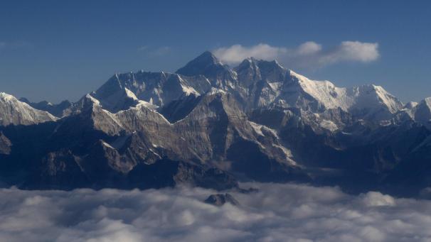 <p>Blick auf den Mount Everest. Der Mount Everest, auf Tibetisch Qomolangma, ist ein Berg im Himalaya und der höchste Berg der Erde.</p>