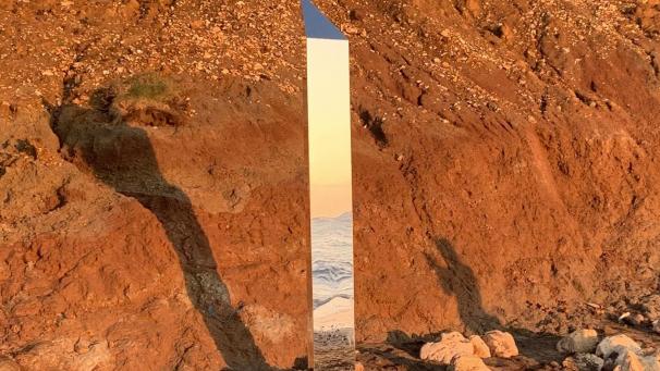 <p>Das undatierte Handout-Bild zeigt einen Monolithen am Compton Beach auf der Isle of Wight. Nach ähnlichen mysteriösen Funden in den USA und Rumänien ist auch auf der britischen Isle of Wight ein Monolith aufgetaucht. In den vergangenen Tagen waren bereits in Rumänien und den USA ähnliche Gebilde aufgetaucht - und teilweise, wie etwa in Utah - nur wenige Tage später wieder verschwunden.</p>