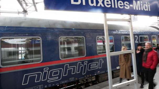 <p>Ein Nachtzug steht am Bahnhof Bruxelles-Midi im Rahmen der Premierenfahrt des ÖBB-Nightjet von Wien nach Brüssel.</p>