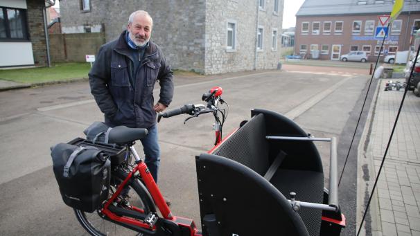 <p>Werner Kalff präsentiert die 7.000 Euro teure Neuanschaffung, die von der König-Baudouin-Stiftung, der VoG „Fahr mit“ und privaten Sponsoren finanziert wurde.</p>