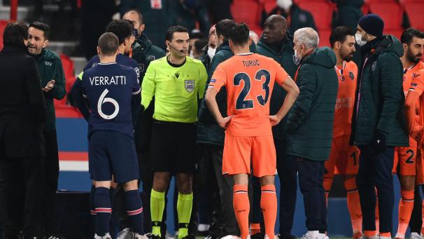 <p>Der rumänische Schiedsrichter Ovidiu Hategan (5.v.l) im Gespräch mit Mitarbeitern von Istanbul Basaksehir neben Demba Ba (5.v.r)</p>