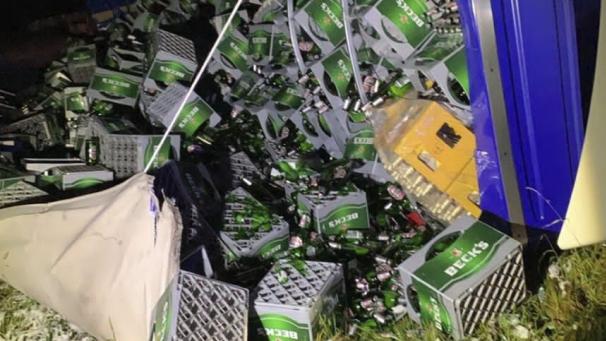 <p>Der umgestürzte Lkw auf dem Feld bei Stadtkyll</p>