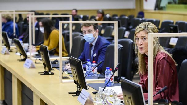 <p>Innenministerin Annelies Verlinden (rechts) bei der Besprechung mit den Behörden, die vom Brexit betroffen sind.</p>