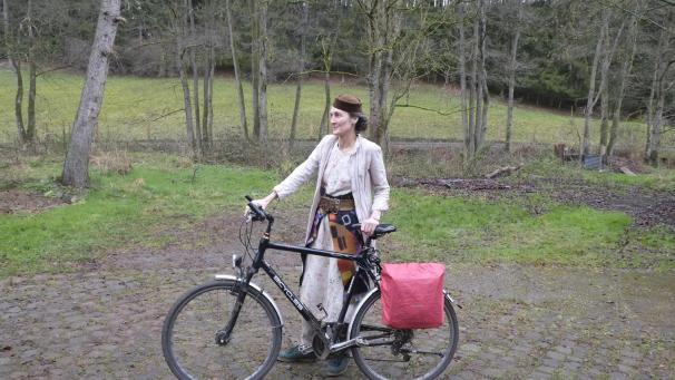 <p>„Mit leichtem Gepäck“ ist Elisabeth Udelhoven im August 2018 von Auel nach Berlin geradelt.</p>