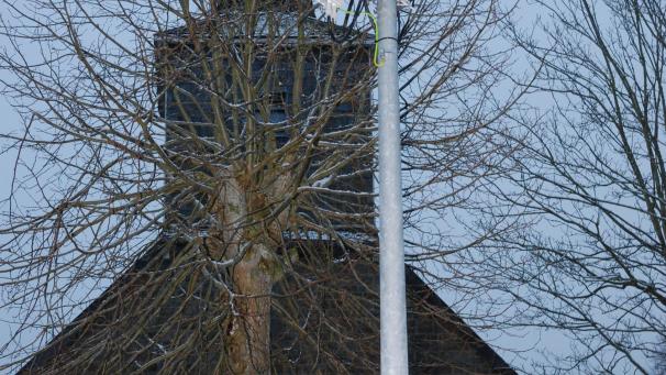 <p>Die neue Richtfunkantenne an der Kapelle in Mirfeld.</p>