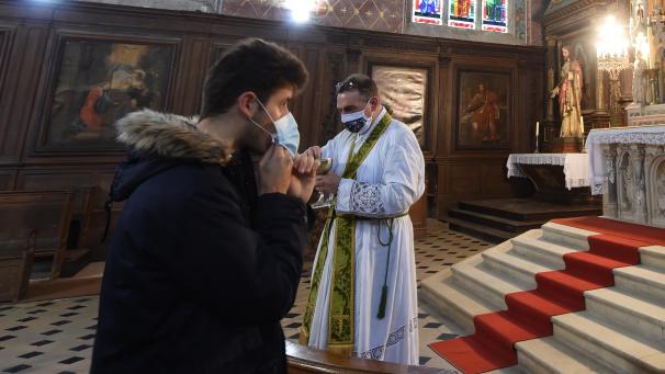 <p>Der Staatsrat urteilte, dass die strengen Corona-Regeln für Gottesdienste in unserem Land gegen die Religionsfreiheit verstoßen.</p>