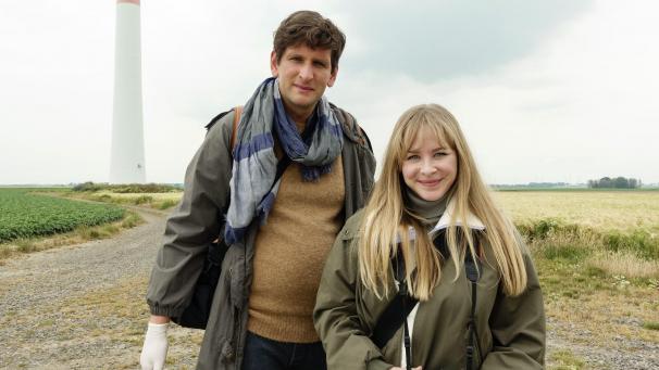 <p>Lars (Sebastian Schwarz, l.) und Anke (Jasmin Schwiers, r.) wollen den Vorsitzenden einer Umweltschutz-NGO wegen Korruption verklagen.</p>