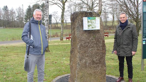 <p>Bürgermeister Rudolf Westerburg (rechts) sowie Gotthard Kirch am neu aufgestellten Hörstein am „Hollerather Knie“</p>