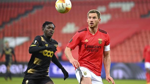 <p>Abdoul Tapsoba (links, hier neben Benfica-Kapitän Jan Vertonghen) hatte Standard Lüttich mit 2:1 in Führung gebracht.</p>