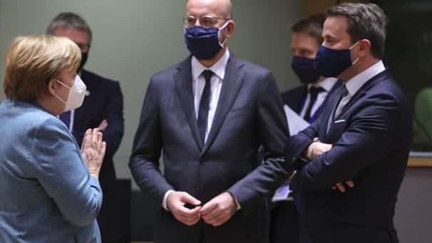<p>Die deutsche Bundeskanzlerin Angela Merkel (l.) spricht mit Ratspräsident Charles Michel (Mitte) und dem luxemburgischen Premier Xavier Bettel (r.) vor einem Meeting beim EU-Gipfel der Staats- und Regierungschefs.</p>