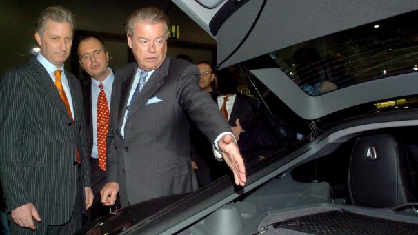 <p>Diese Aufnahme aus dem Jahr 2006 zeigt König Philippe (links) und Roland D’Ieteren (rechts) beim Brüsseler Autosalon, der seit Jahren die Hauptstadt belebt.</p>
