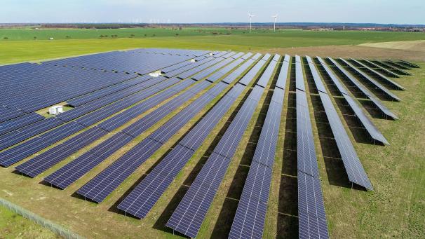 <p>Für Freiflächen-Photovoltaikanlagen gelten in der Verbandsgemeinde Prüm künftig wieder strengere Genehmigungsverfahren, nachdem die Ortsbürgermeister mit Anfragen von Investoren überhäuft worden waren.</p>