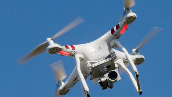 <p>Die Auswüchse werden immer abstruser: Drohnen zur Überwachung von privaten Weihnachtsfeiern</p>