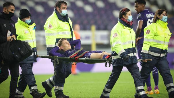 <p>Yari Verschaeren wird vom Feld getragen.</p>