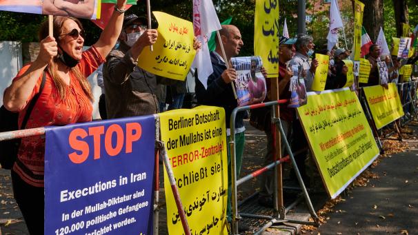 <p>Protestierende vor der Iranischen Botschaft in Berlin.</p>